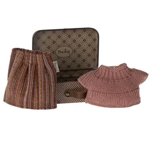 Knitted Blouse & Skirt in Suitcase Grandma Mouse