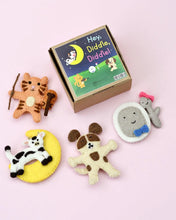 Load image into Gallery viewer, Hey Diddle Diddle Finger Puppet Set