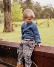 Load image into Gallery viewer, Washed Black Pull On Cargo Jeans