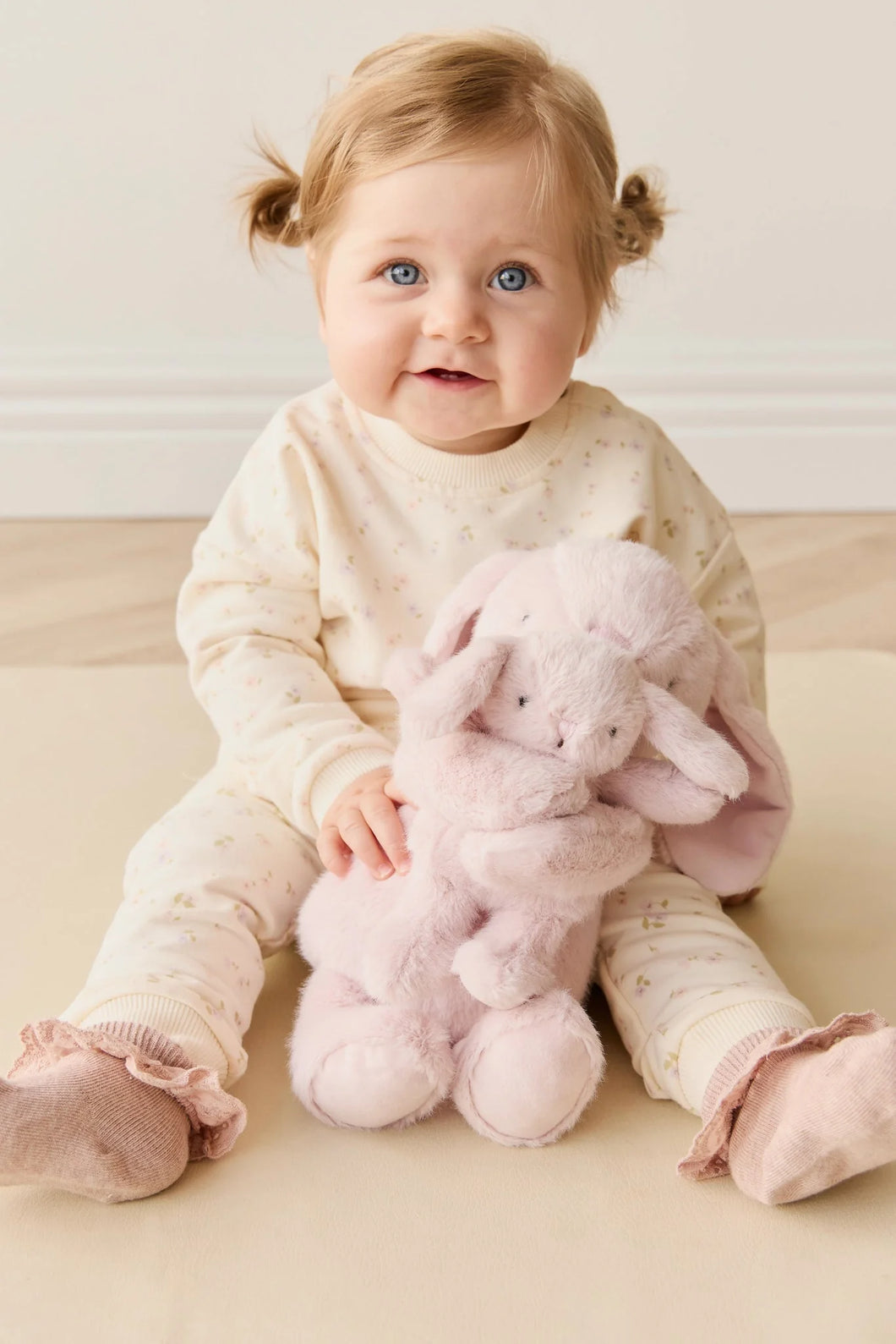 Snuggle Bunnies | Frankie the Hugging Bunny | Blossom