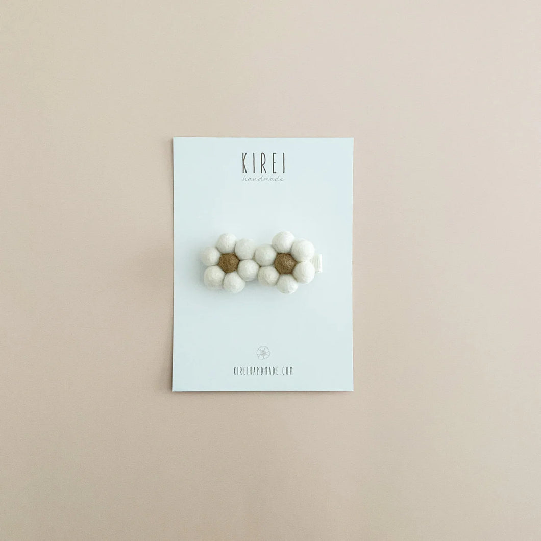 Pom Pom Daisy Bar Clip | Neutral